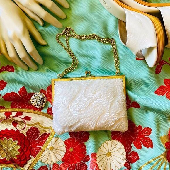 ♥️ Vintage 1950s 60s Mid Century white wave, hand beaded purse. - Picture 1 of 13